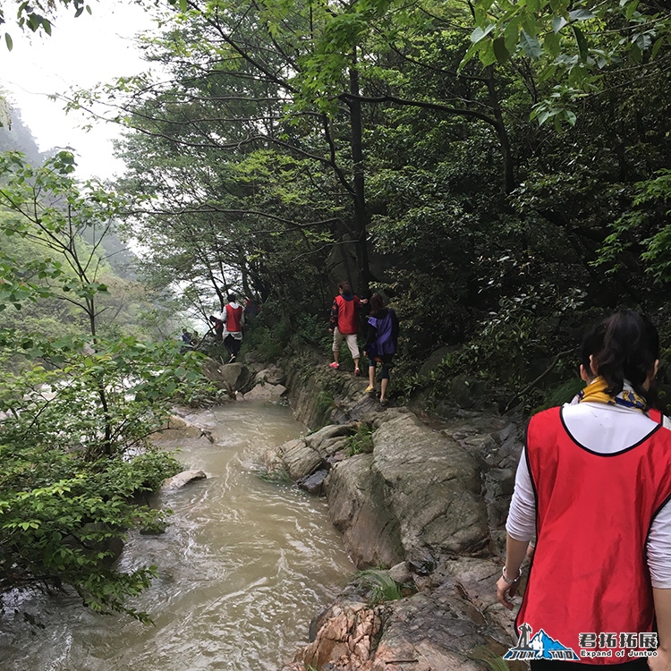 赫基商貿(mào)服飾藥王谷穿越戶外體驗(yàn)